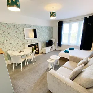 https://the-chine-a-spacious-studio-close-to-the-beach.bournemouth-hotels.org